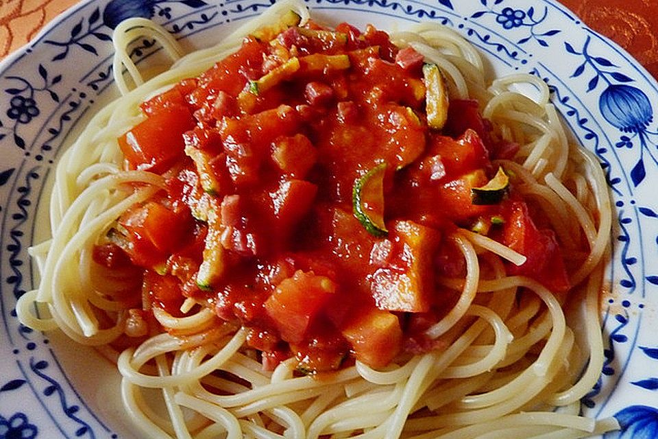 Pikante Zucchini-Tomaten-Bacon-Spaghetti