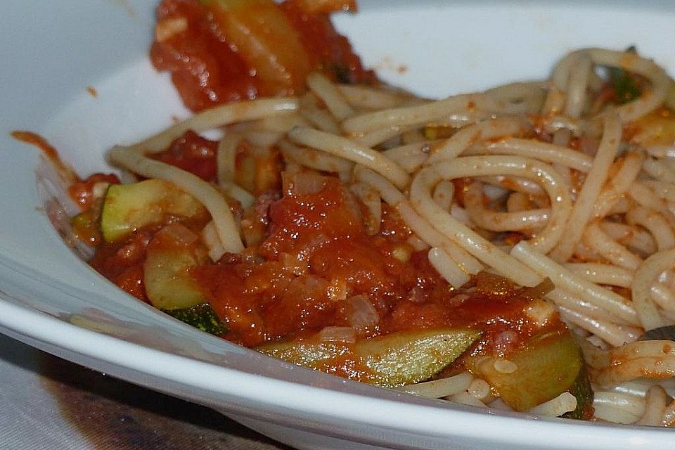 Pikante Zucchini-Tomaten-Bacon-Spaghetti