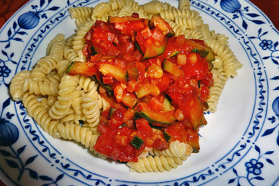 Pikante Zucchini-Tomaten-Bacon-Spaghetti