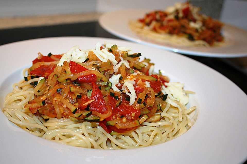 Pikante Zucchini-Tomaten-Bacon-Spaghetti