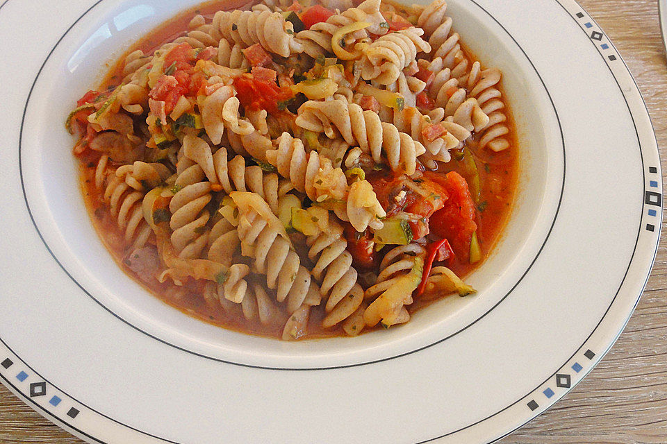 Pikante Zucchini-Tomaten-Bacon-Spaghetti