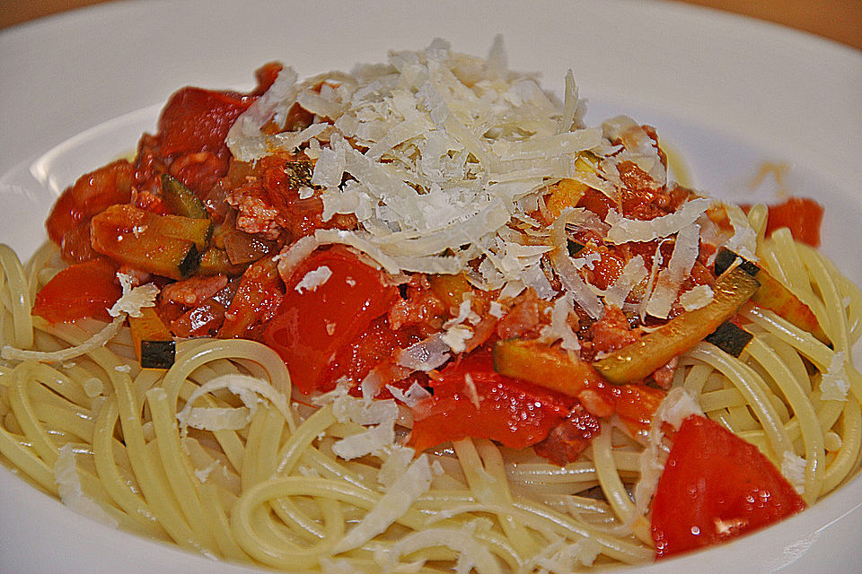 Pikante Zucchini-Tomaten-Bacon-Spaghetti