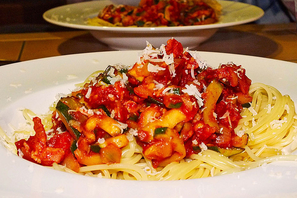 Pikante Zucchini-Tomaten-Bacon-Spaghetti