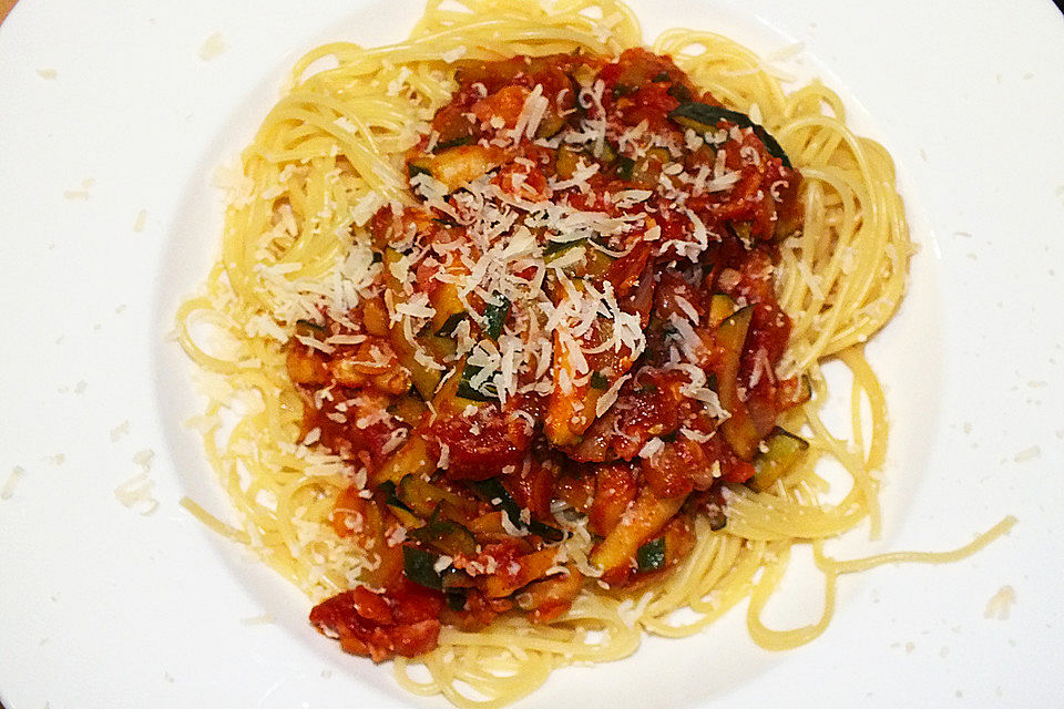 Pikante Zucchini-Tomaten-Bacon-Spaghetti