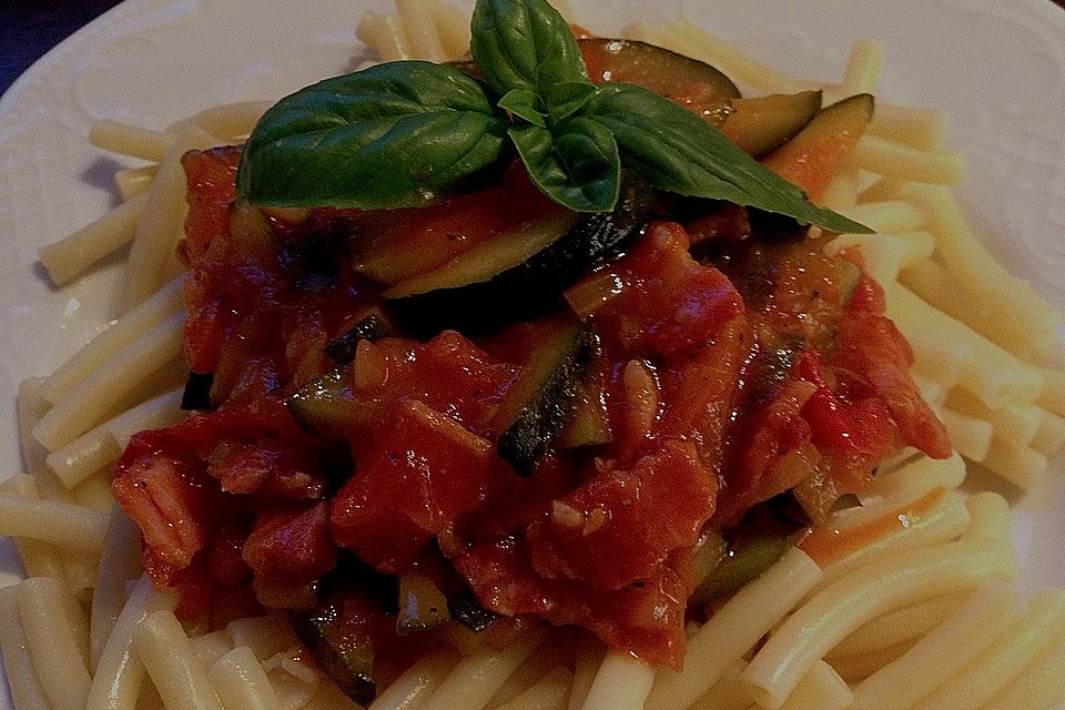 Pikante Zucchini-Tomaten-Bacon-Spaghetti