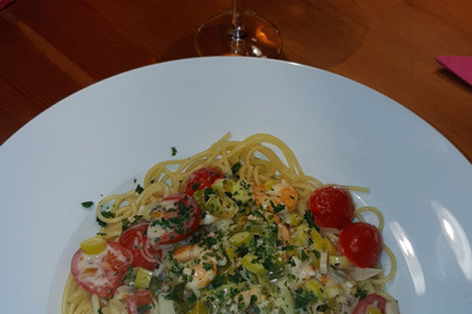 Spaghetti Cambaretti (Lachs-Lauch-Garnelen-Sauce)