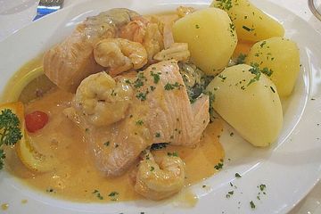 Petersilienkartoffeln mit Lachs - Krabben - Sauce