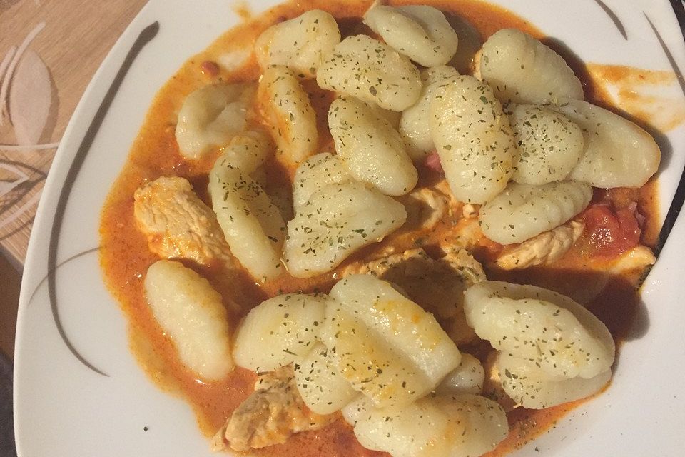 Gnocchi mit Hähnchenstreifen und Schinken-Sherry-Sauce