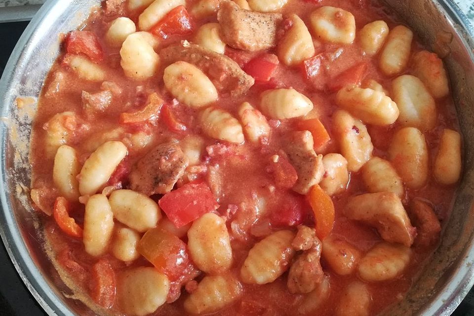 Gnocchi mit Hähnchenstreifen und Schinken-Sherry-Sauce