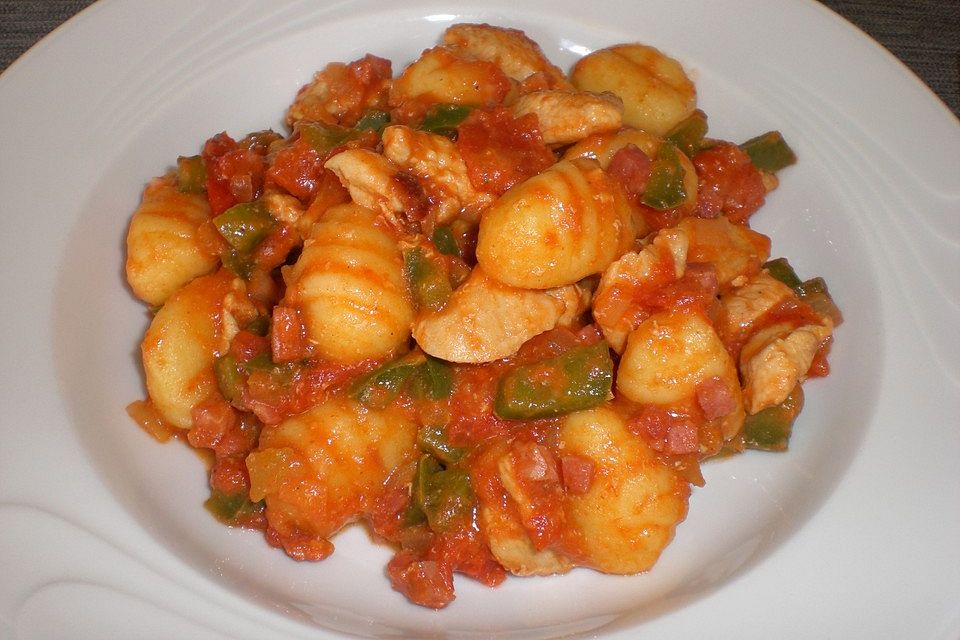 Gnocchi mit Hähnchenstreifen und Schinken-Sherry-Sauce