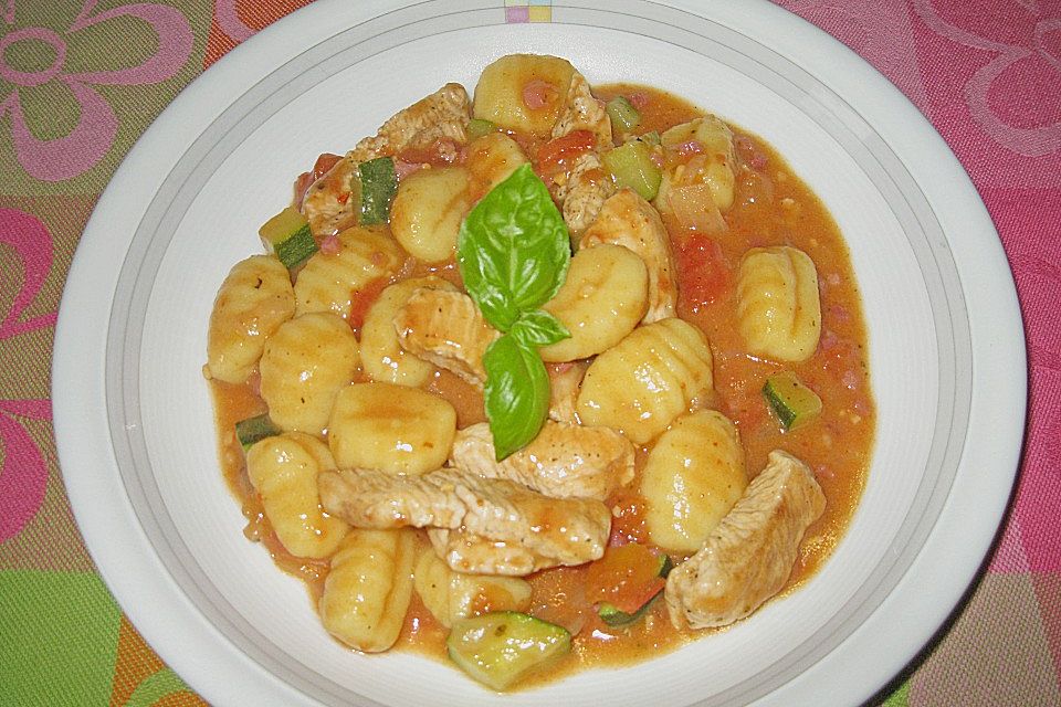 Gnocchi mit Hähnchenstreifen und Schinken-Sherry-Sauce