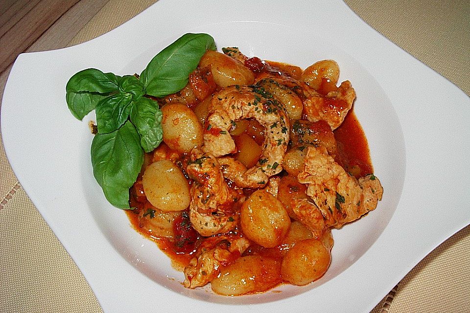 Gnocchi mit Hähnchenstreifen und Schinken-Sherry-Sauce