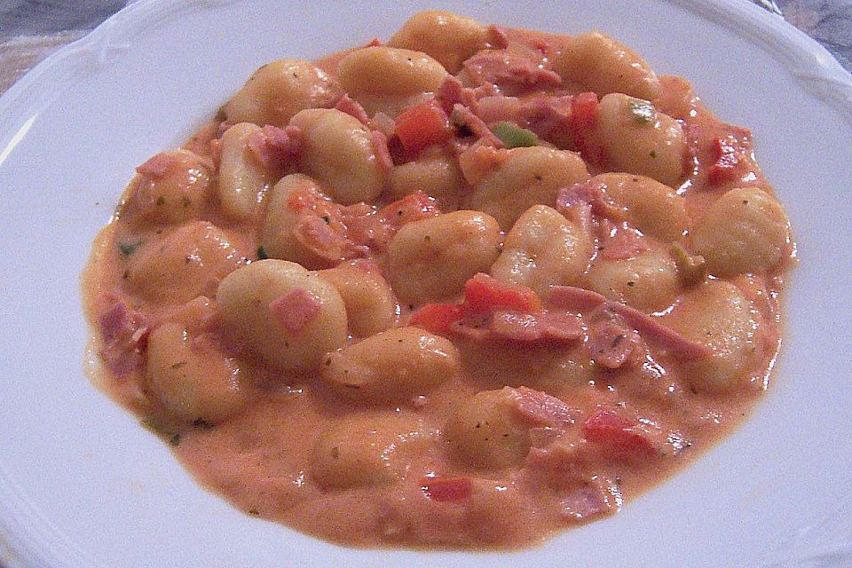 Gnocchi mit Hähnchenstreifen und Schinken-Sherry-Sauce