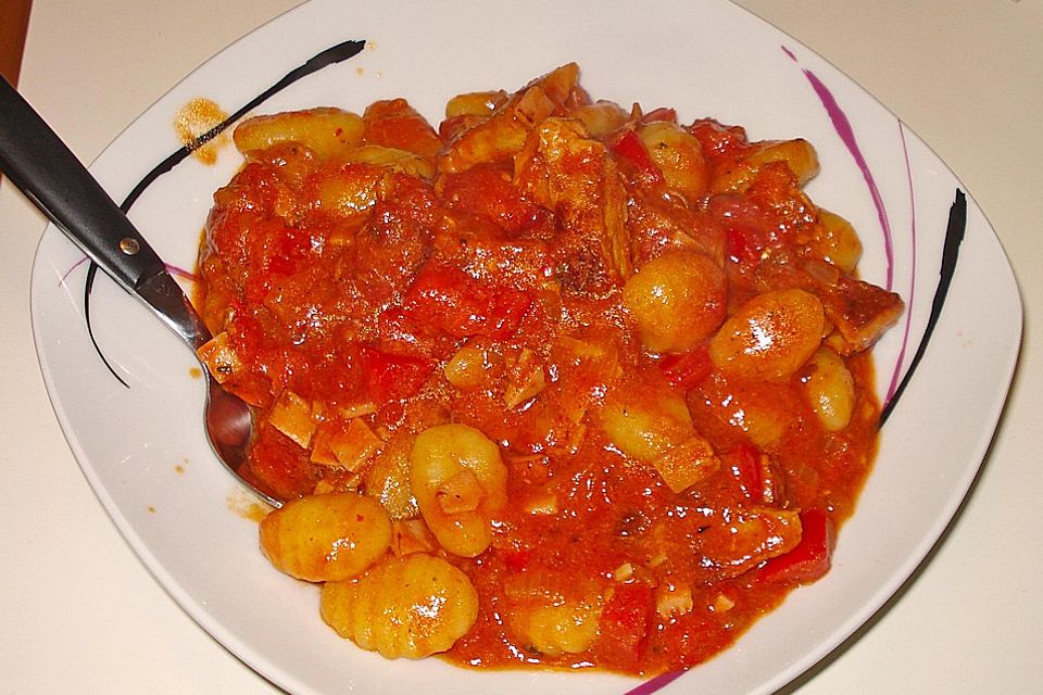 Gnocchi mit Hähnchenstreifen und Schinken-Sherry-Sauce