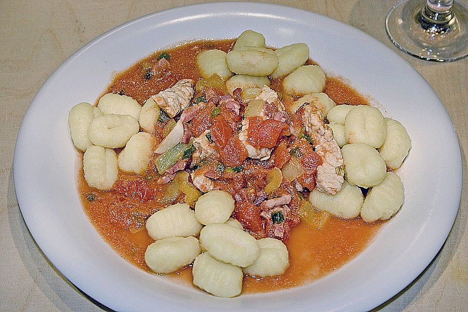 Gnocchi mit Hähnchenstreifen und Schinken-Sherry-Sauce