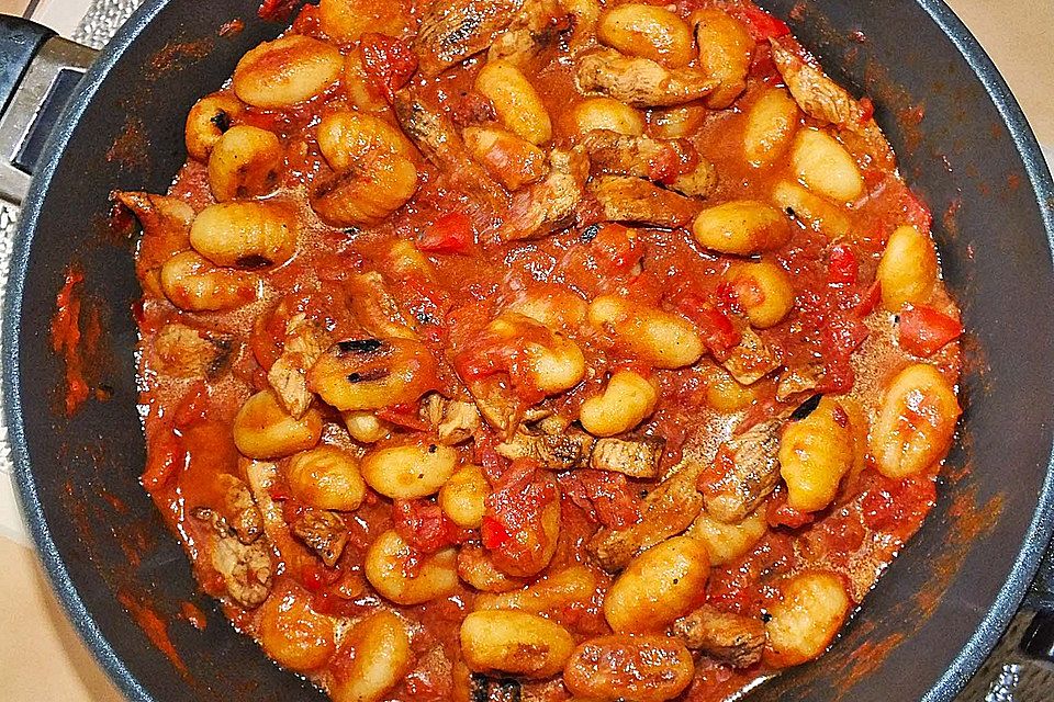 Gnocchi mit Hähnchenstreifen und Schinken-Sherry-Sauce