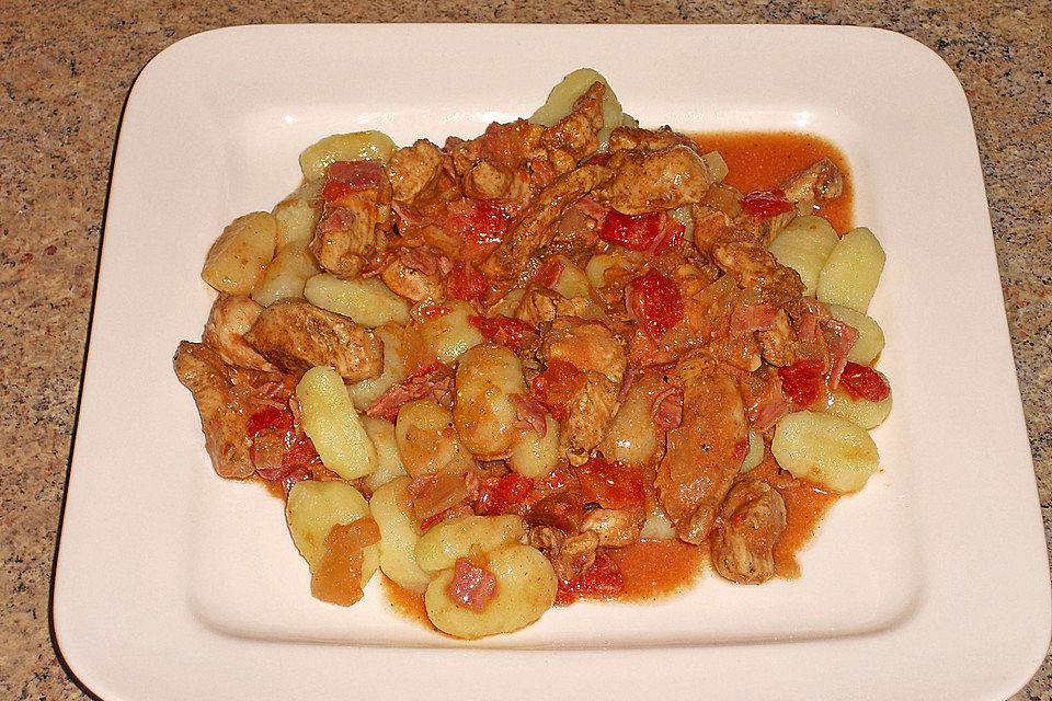 Gnocchi mit Hähnchenstreifen und Schinken-Sherry-Sauce