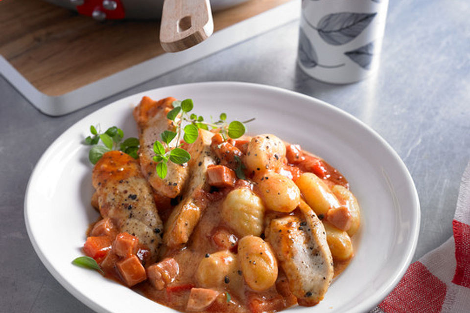 Gnocchi mit Hähnchenstreifen und Schinken-Sherry-Sauce