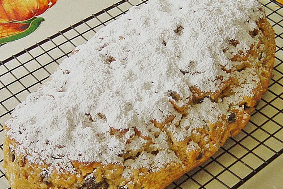 Stollen mit Marzipanfüllung