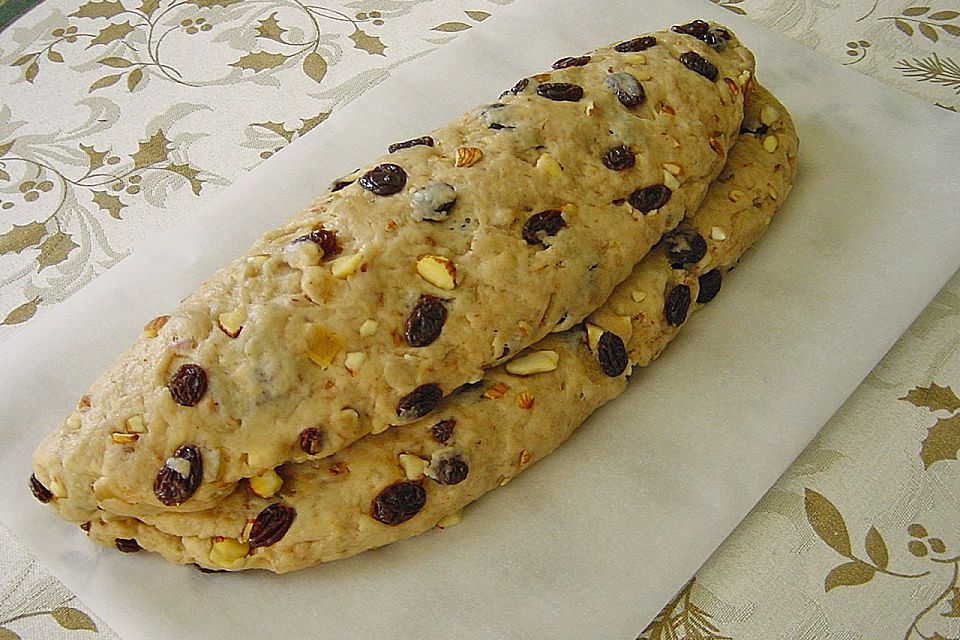 Stollen mit Marzipanfüllung