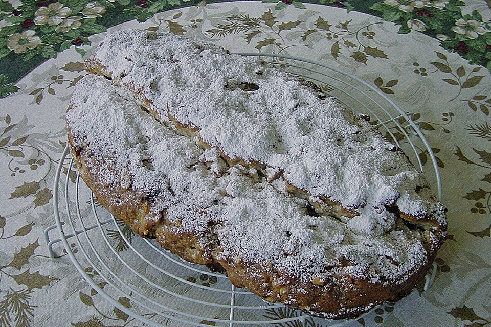 Stollen mit Marzipanfüllung