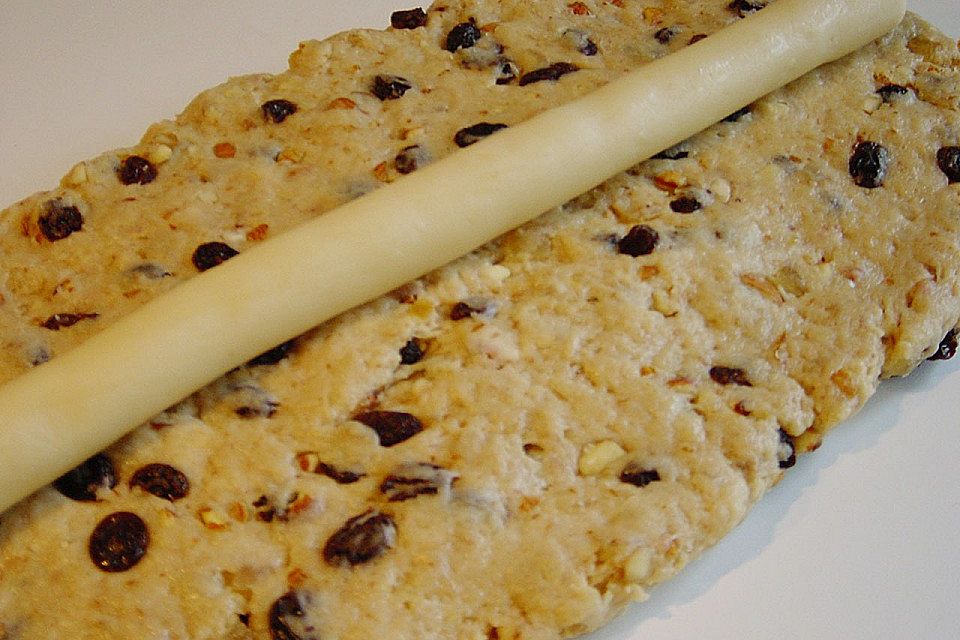 Stollen mit Marzipanfüllung