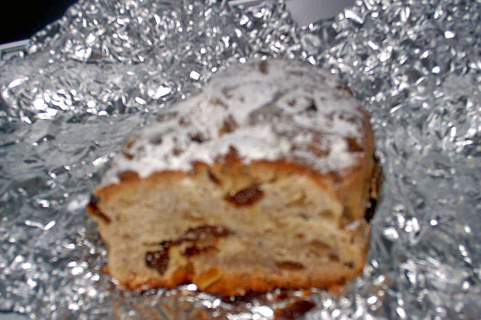 Stollen mit Marzipanfüllung