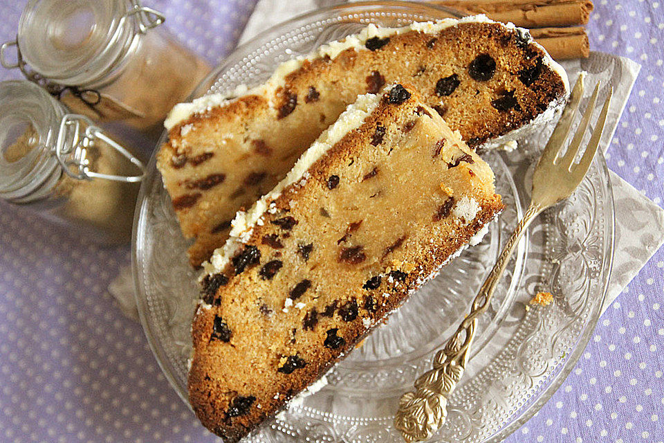 Stollen mit Marzipanfüllung