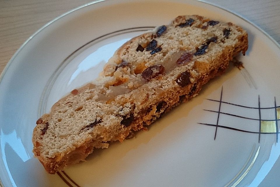 Stollen mit Marzipanfüllung