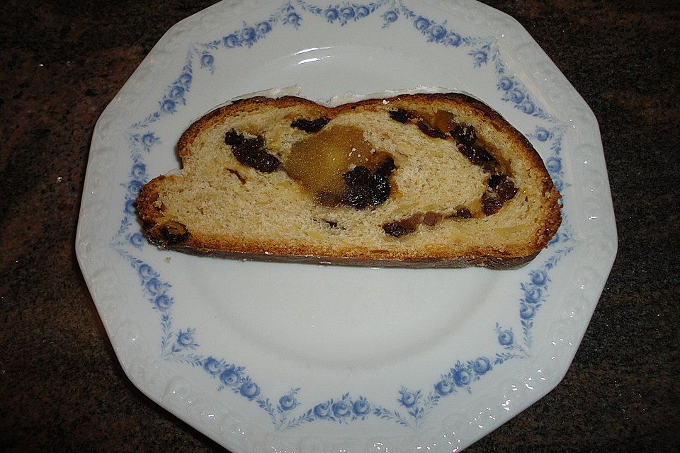 Stollen mit Marzipanfüllung