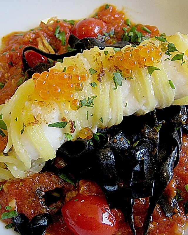 Lumbfilet im Kartoffel - Spagettimantel auf schwarzen Tonnarelli  mit Tomatenkompott