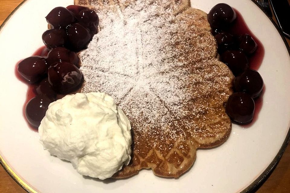 Friedhelms Waffeln mit heißen Kirschen