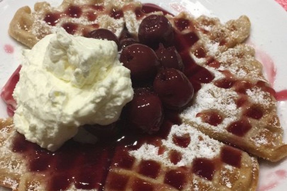 Friedhelms Waffeln mit heißen Kirschen