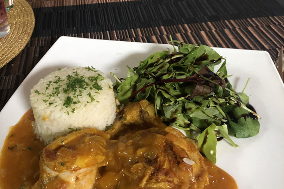 Hähnchenkeulen mit Curry-Apfelsoße