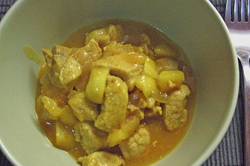 Hähnchenkeulen mit Curry-Apfelsoße