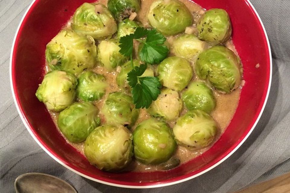 Rosenkohlsalat mit Kaperncreme