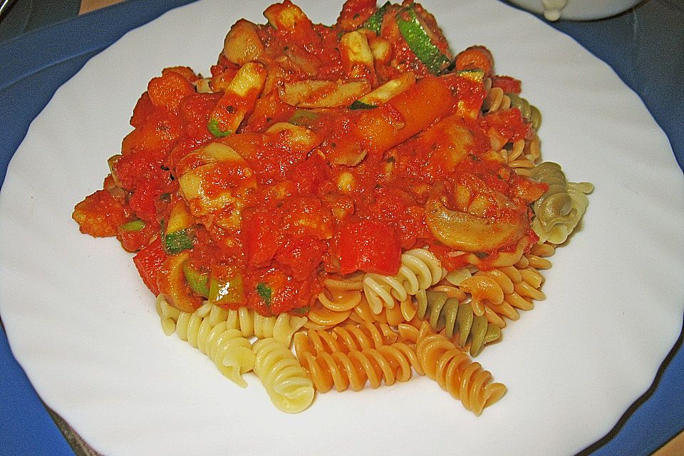 Pasta Tricolore zu cremig - würziger Tomatensauce