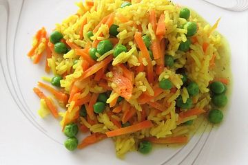 Curry-Reispfanne mit Erbsen und Möhren