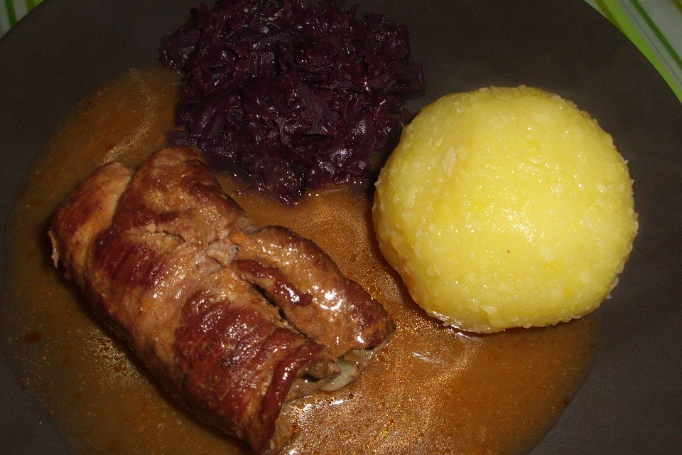 Rinderrouladen mit Rotkohl und Kartoffelklößen