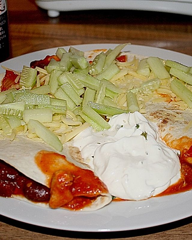 Hühnchen - Burrito mit schwarzen Bohnen und Sauerrahm