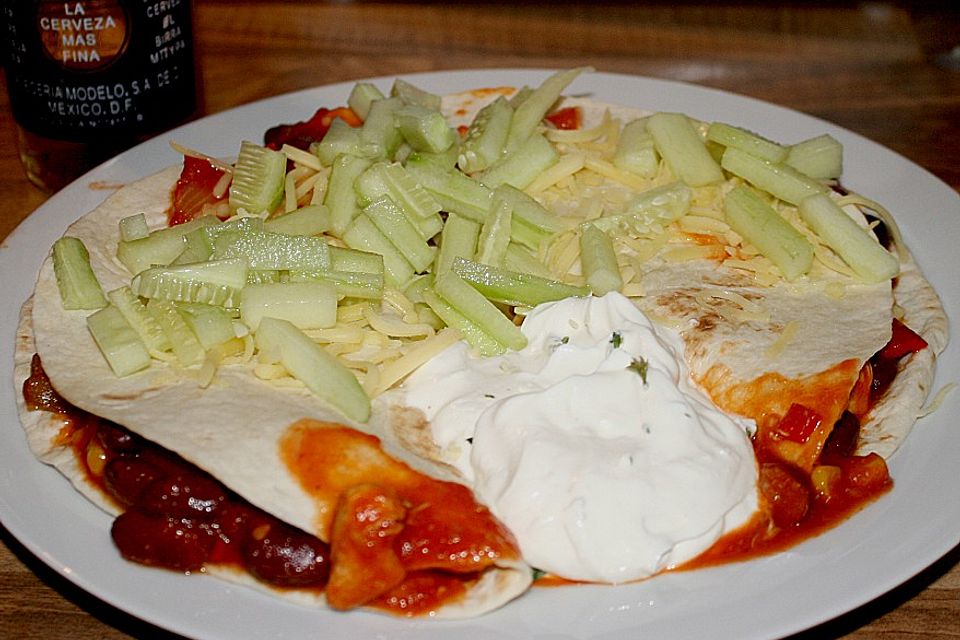 Hühnchen - Burrito mit schwarzen Bohnen und Sauerrahm