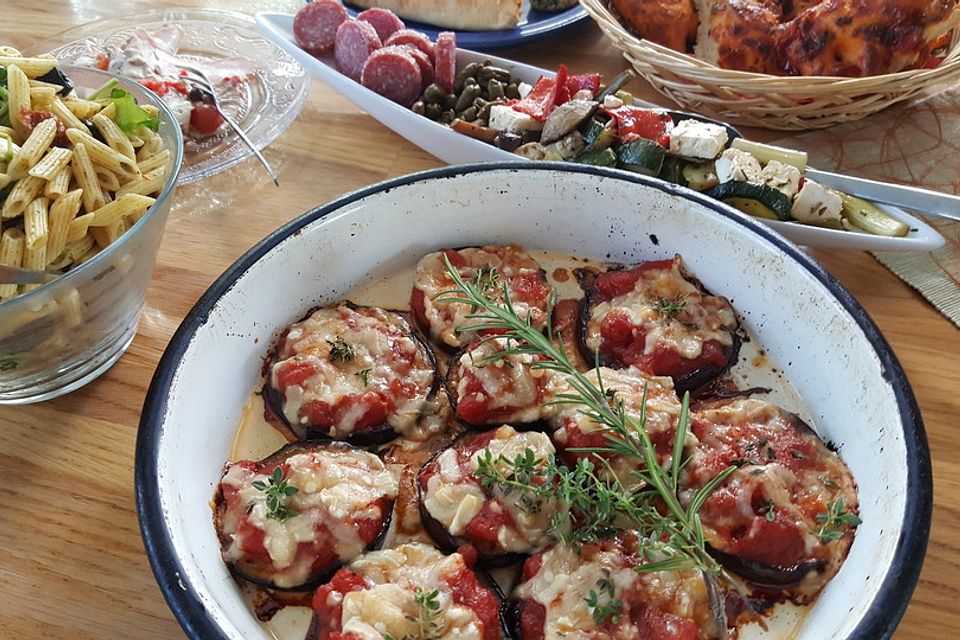 Auberginen mit Tomatensugo und Parmesan überbacken