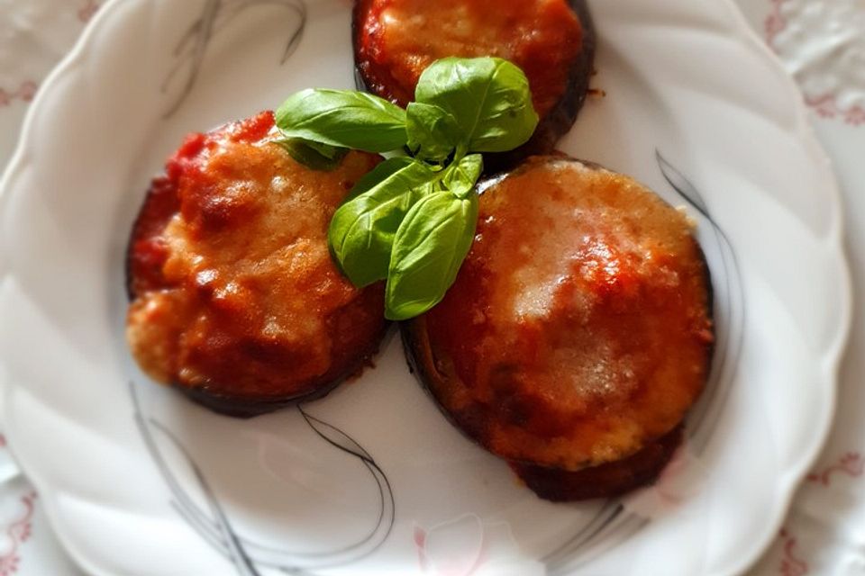 Auberginen mit Tomatensugo und Parmesan überbacken