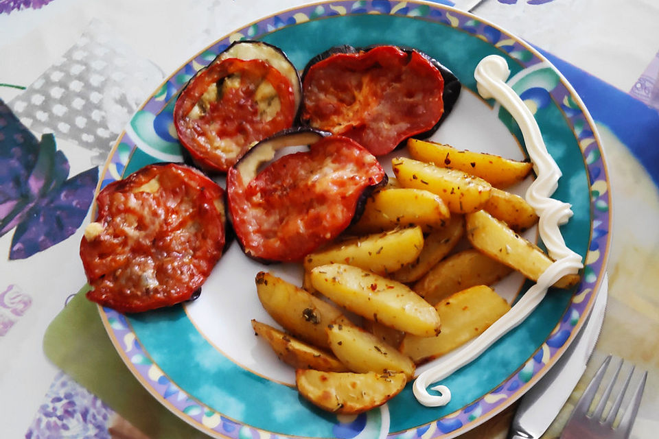 Auberginen mit Tomatensugo und Parmesan überbacken