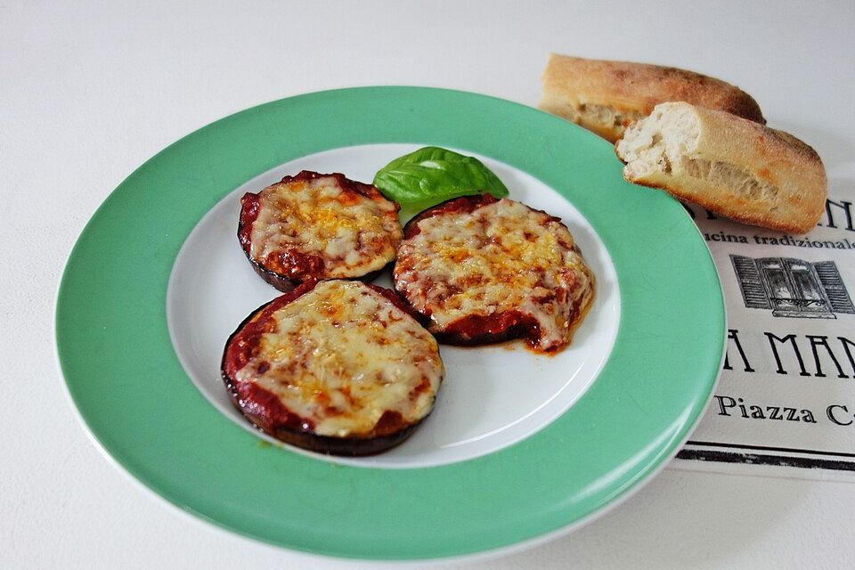 Auberginen mit Tomatensugo und Parmesan überbacken