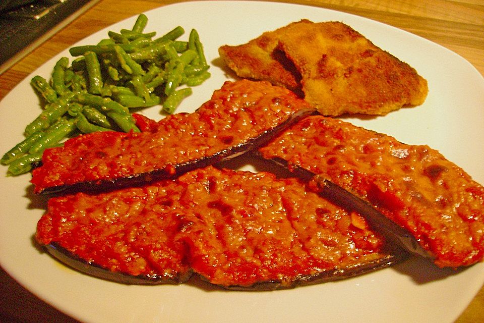 Auberginen mit Tomatensugo und Parmesan überbacken