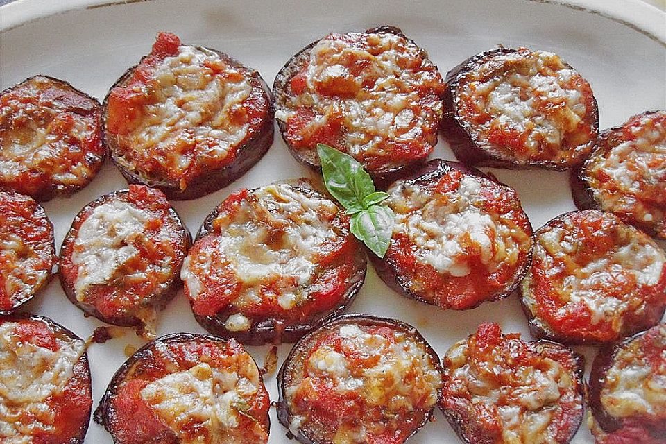 Auberginen mit Tomatensugo und Parmesan überbacken