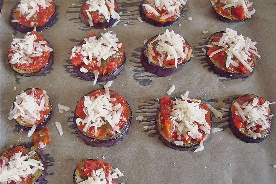 Auberginen mit Tomatensugo und Parmesan überbacken