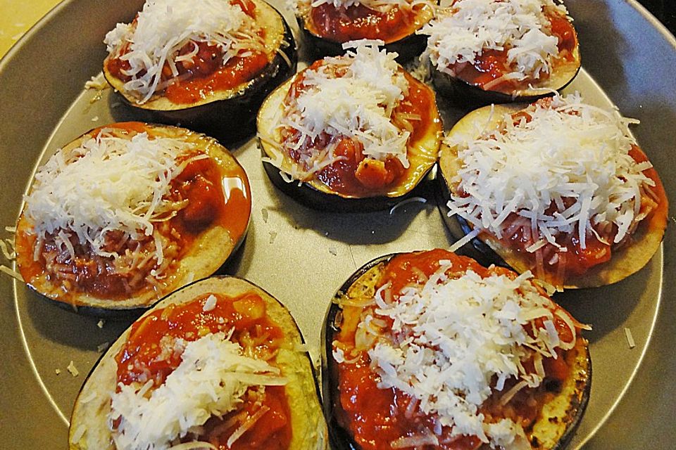 Auberginen mit Tomatensugo und Parmesan überbacken