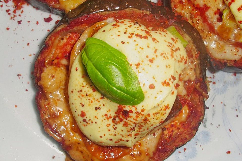 Auberginen mit Tomatensugo und Parmesan überbacken